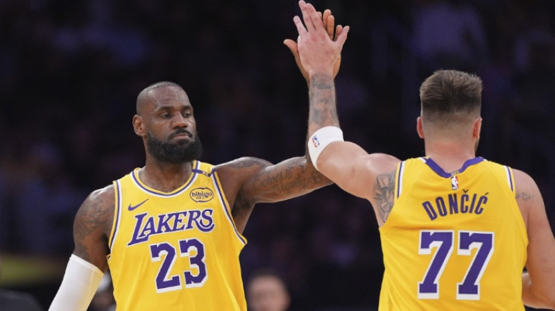Lebrons Džeimss un Luka Dončičs. Foto: AP/Scanpix