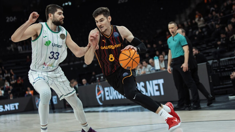 Roberts Blumbergs uzbrukumā spēlē pret Malagas "Unicaja". Foto: FIBA