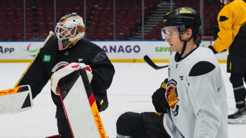 Artūrs Šilovs un Teodors Bļugers. Foto: Vancouver Canucks