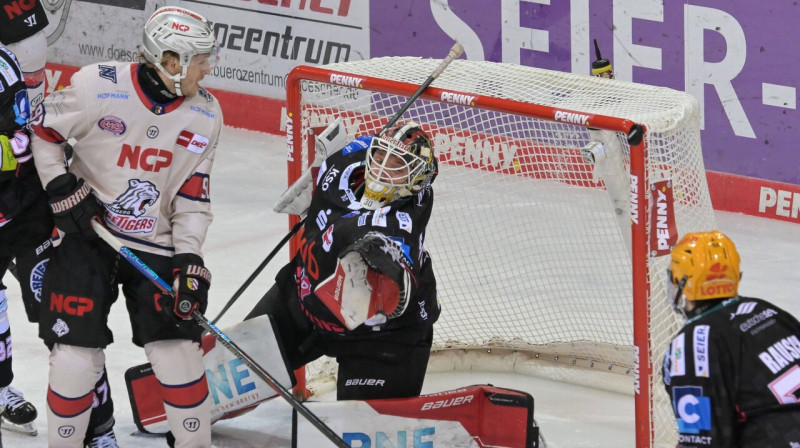 Kristers Gudļevskis spēlē pret Nirnbergas "Ice Tigers". Foto: Burghard Schreyer/Kolbert-Press/Imago Images/Scanpix