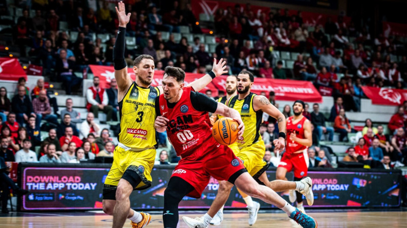 Rodions Kurucs uzbrukumā pret Sombathejas "Falco". Foto: FIBA