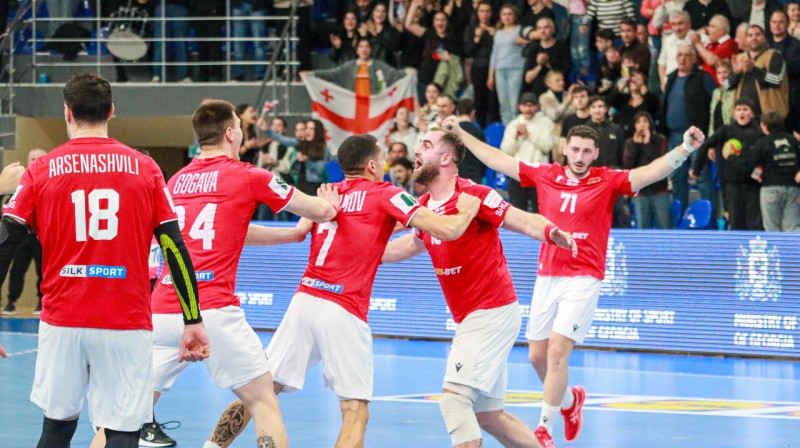 Gruzijas valstsvienības handbolisti pēc panākuma Eiropas meistarsacīkšu kvalifikācijas spēlē Tbilisi. 
Foto: საქართველოს ხელბურთის ფედერაცია • Georgian Handball Federation