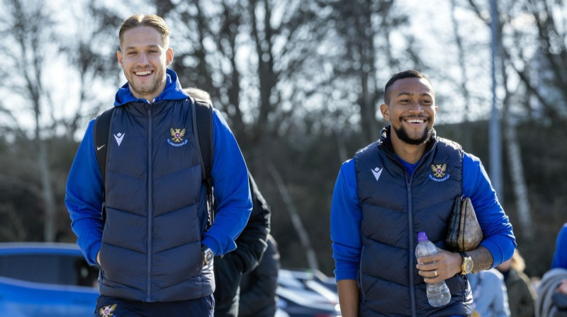 Daniels Balodis ar komandas biedru pirms spēles. Foto: St. Johnstone FC