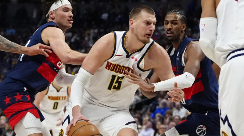 Nikola Jokičs pret Koriju Kispertu un Aleksandru Saru. Foto: AP/Scanpix