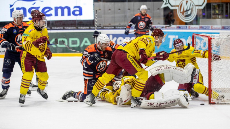 Cīņa pie Gustava Grigala vārtiem. Foto: Tomáš Feigl/HK Dukla Michalovce