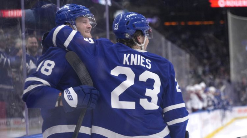 Stīvens Lorencs (pa kreisi) svin uzvaras vārtus. Foto: USA Today Sports/Scanpix