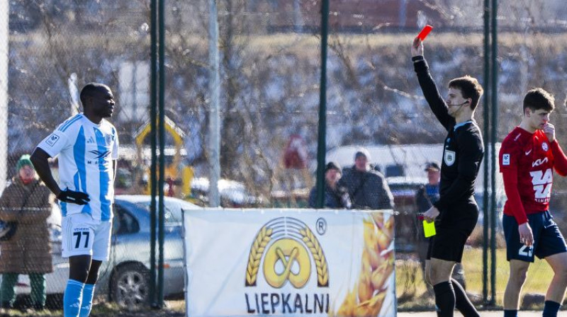 Vasilijs Mordatenko ar VAR palīdzību noraida Gotjē Mankendā. Foto: Riga FC