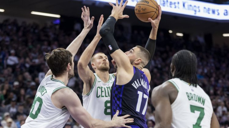 Kristaps Porziņģis pret Jonu Valančūnu. Foto: AP/Scanpix