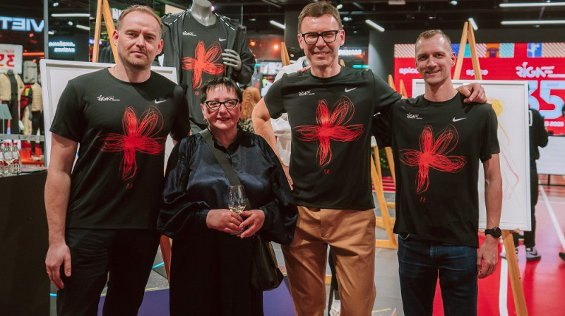 (No kreisās): Sportland Latvija mārketinga vadītājs E.Miezītis, māksliniece H.Heinrihsone, Rimi Rīgas maratona organizatoru komandas vadītājs A.Nords, Nike Latvija produktu speciālists...