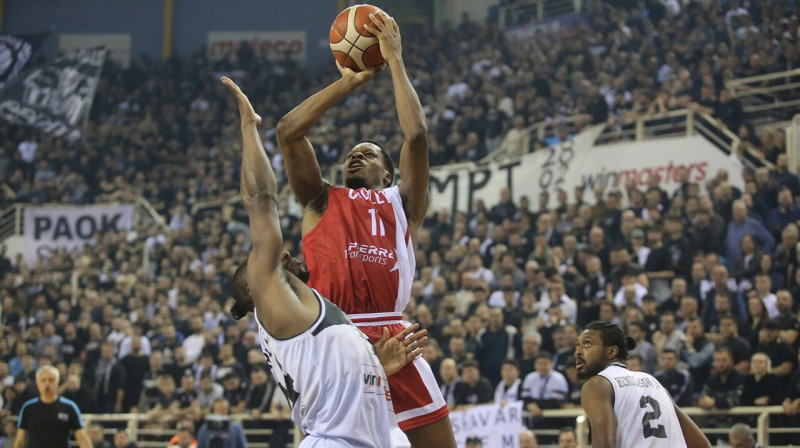 Šolē komandas spēlētājs Žerālds Ajaji uzbrukumā pret Saloniku PAOK. Foto: FIBA