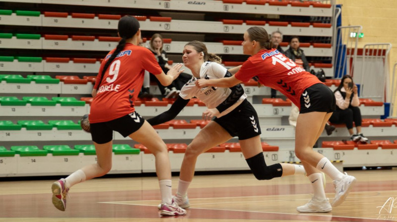 Moments no cīņas starp komandām "REIR/Dobele SS" un RSU. Foto: Anete Podvinska