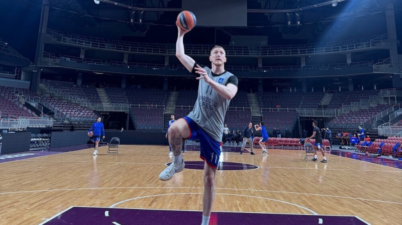 Rolands Šmits uz "Xiaomi Arēnas" parketa. Foto: Anadolu Efes Spor Klub