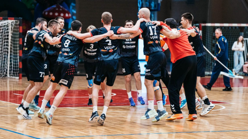Dobeles handbolisti priecājas par iekļūšanu pusfinālā. Foto: Dace Eihvalde
