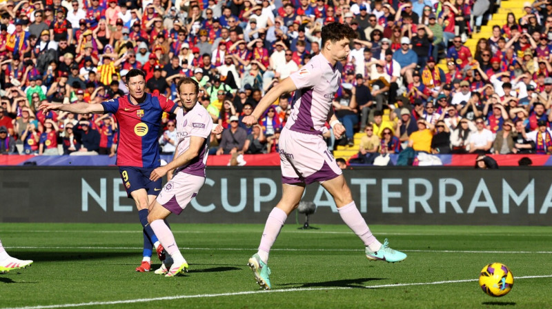 Mirklis pirms Roberts Levandovskis panāca 3:1 Barselonas labā. Foto: Albert Gea/Reuters/Scanpix