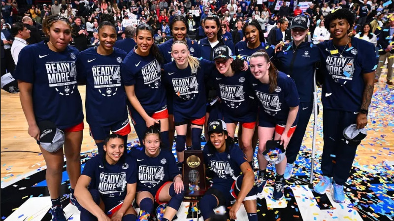 Peidža Bekersa un "UConn" basketbolistes 2025. gada 31. martā. Foto: UConn Huskies