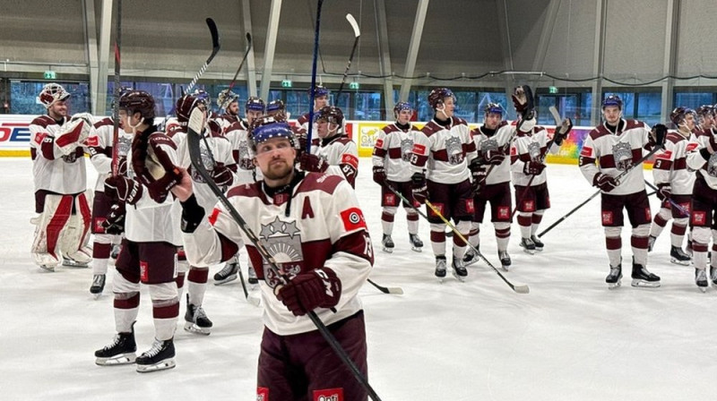 Latvijas izlases hokejisti pēc uzvarētas pārbaudes spēles Austrijā Foto: LHF