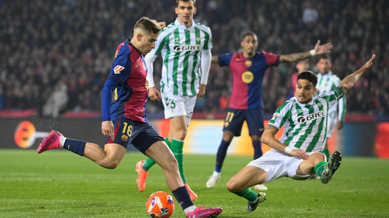 Barselonieša Fermina Lopesa sitiena mirklis cīņā pret Seviljas "Real Betis". Foto: Josep Lago/AFP/Scanpix