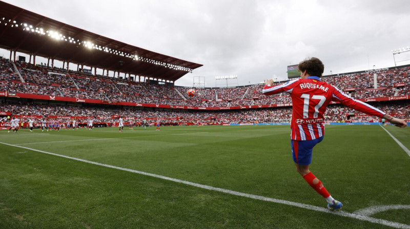 Madrides "Atlético" uzbrucēja Rikardo Rikelmes veiktā stūra sitiena mirklis Seviljā. Foto: Marcelo del Pozo/Reuters/Scanpix