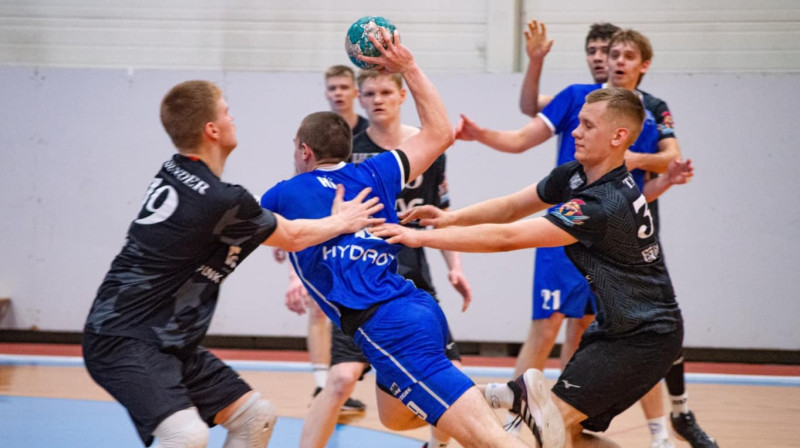 Moments no spēles starp komandām HK "Ogre" un MSĢ. Foto: Kaspars Plinte