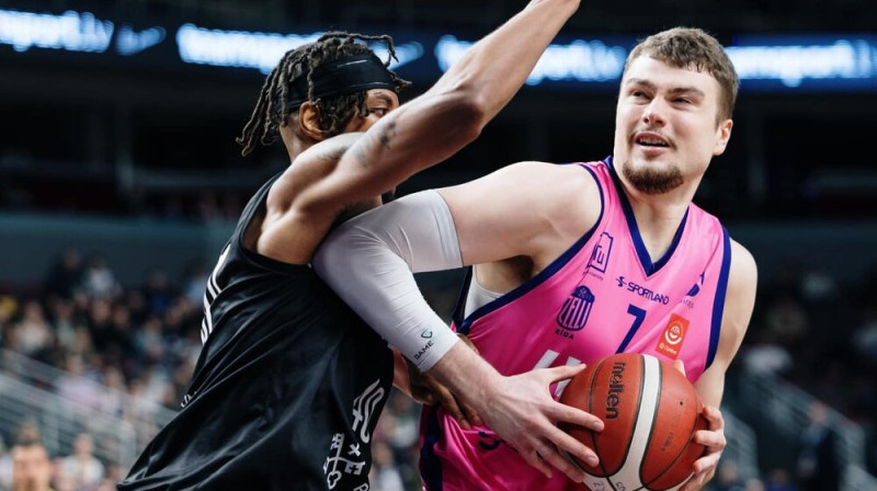 Krišs Helmanis pret Džakvonu Lorensu. Foto: Rīgas Zeļļi