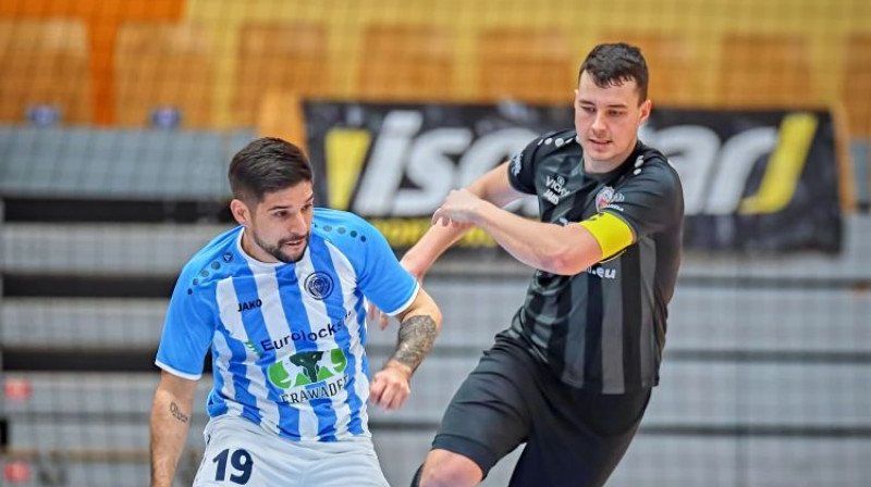Anhels Klaudino pret Edgaru Kovaļski. Foto: Riga Futsal Club