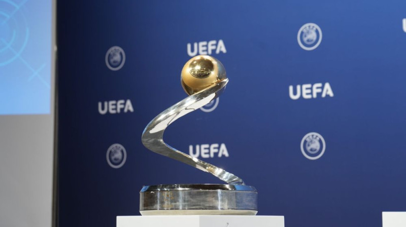 Telpu futbola Eiropas čempionāta trofeja Foto: FIFA.com