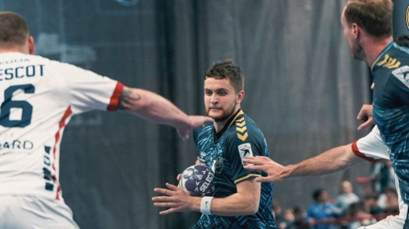 Emīls Kurzemnieks ar bumbu. Foto: US Créteil Handball