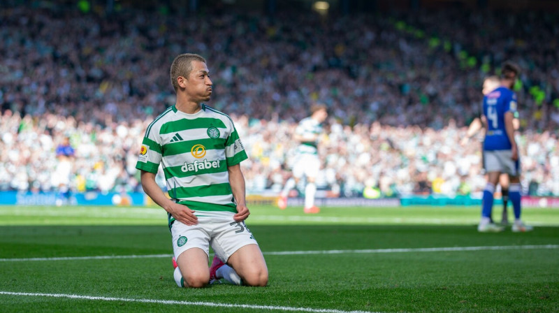 Glāzgovas "Celtic" futbolists Daizens Maeda pēc vārtu guvuma. Foto: Vagelis Georgariou/Zumapress.com/Scanpix