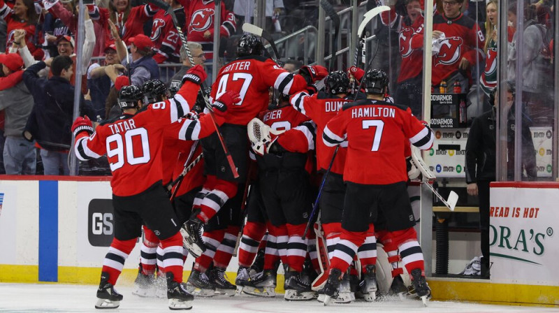 "Devils" hokejisti līksmo pēc uzvaras. Foto: Reuters/Scanpix