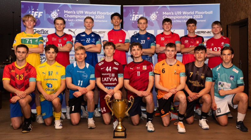 Izlašu kapteiņu kopbildē arī latvietis Renārs Kovaļovs (#44). Foto: IFF