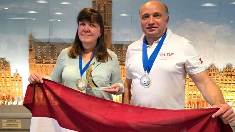 Eiropas čempioni Zoja Golubeva un Guntis Valneris. Foto: Latvijas Dambretes federācija.