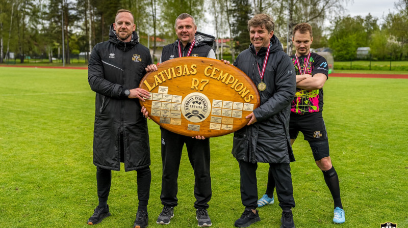 No kreisās: Gregors Gorohovskis, treneris Mārcis Rullis, kluba vadītājs Jānis Zuments. Foto: RK "Livonia".