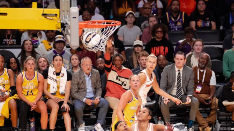 Kitija Laksa realizē tālmetienu. Foto: Phoenix Mercury