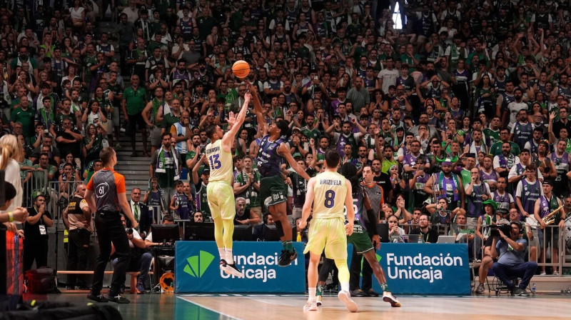 Kamerons Teilors bloķē Tomāša Satoranska tālmetienu papildlaika pēdējā sekundē – Malagas "Unicaja" sasniedz Spānijas ACB līgas pusfinālu.
Foto: Unicaja Baloncesto