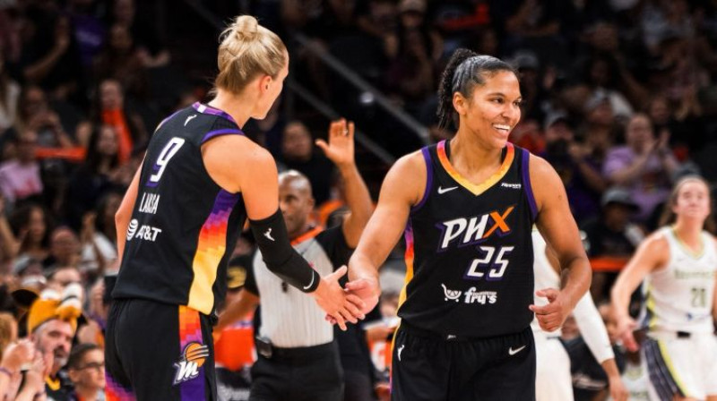 Kitija Laksa un Alisa Tomasa. Foto: Phoenix Mercury