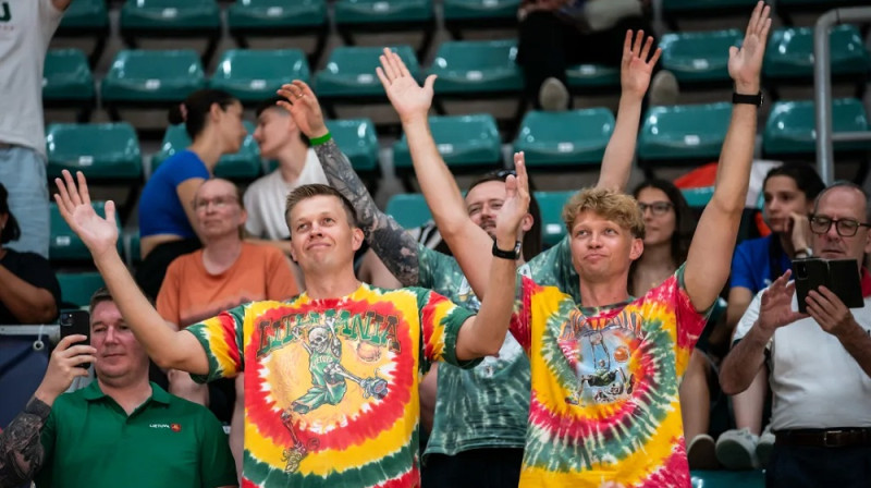 Mindaugs Kuzminsks (pa labi) leģendārājā "Grateful dead" Lietuvas kreklā. Foto: FIBA