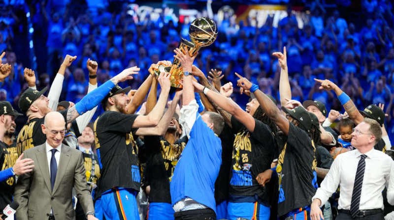 Oklahomsitijas "Thunder" basketbolisti paceļ trofeju. Foto. AP. Scanpix