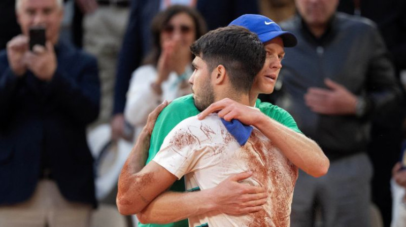 Janniks Sinners un Karloss Alkarass "French Open" finālā. Foto: Reuters/Scanpix