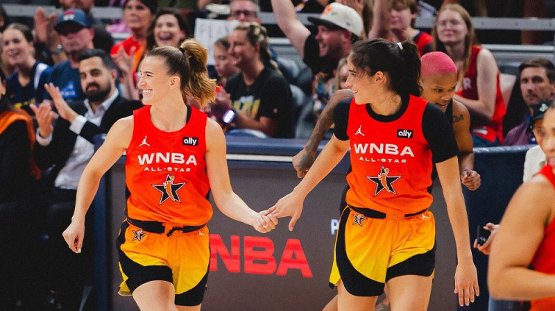 Sabrina Jonesku un Sonja Sitrona WNBA zvaigžņu spēles trīspunktu konkursā. Foto: New York Liberty