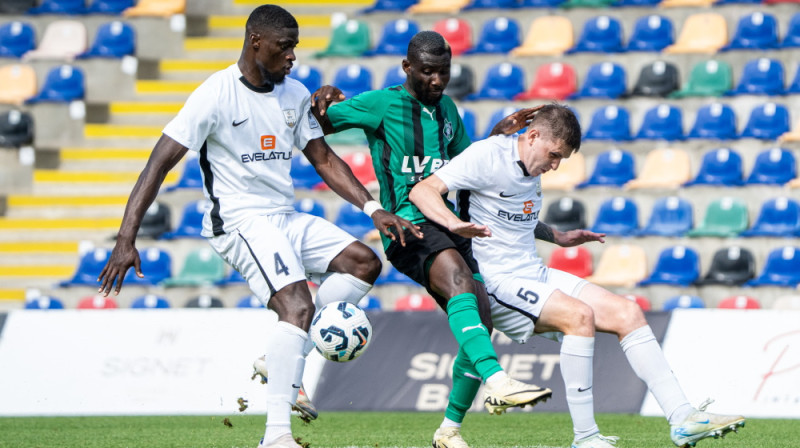 "Daugavpils" aizsargi Vasiri Viljamss un Aleksejs Kudeļkins ielenc pretspēlētāju. Foto: Kristians Putniņš