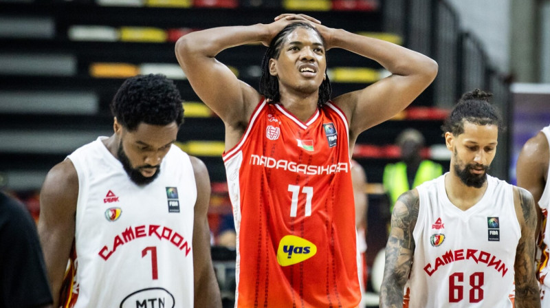 Madagaskaras valstsvienības basketbolists Lovasoa Nī Aina Andiersons Andriacarafara spēlē pret Kamerūnu. Foto: FIBA
