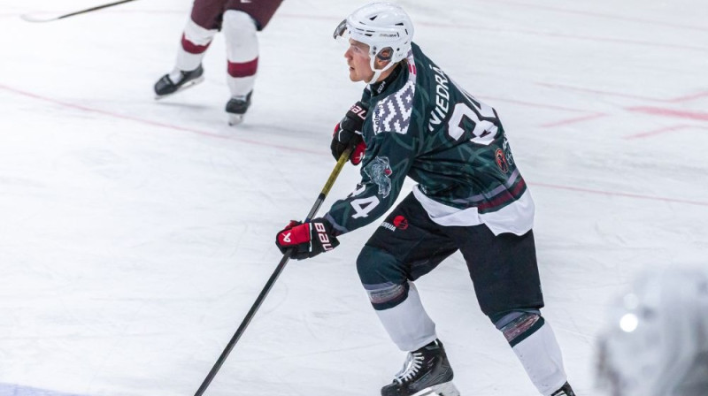 "Liepājas" hokejists Valters Niedrājs Foto: LHF