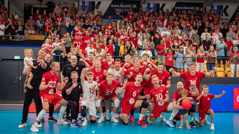Dānijas volejbola valstsvienība un līdzjutēji pēc Eiropas meistarsacīkšu finālturnīra sasniegšanas. Foto: CEV