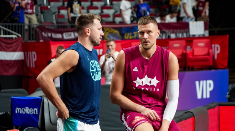 Luka Dončičs un Kristaps Porziņģis. Foto: Košarkarska zveza SIovenije