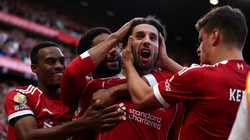 Komandas biedri sveic Dominiku Soboslai ar uzvaras vārtiem. Foto: Reuters/Scanpix