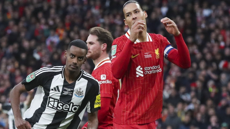 Aleksandrs Īsaks un Virdžils van Deiks. Foto: AP/Scanpix