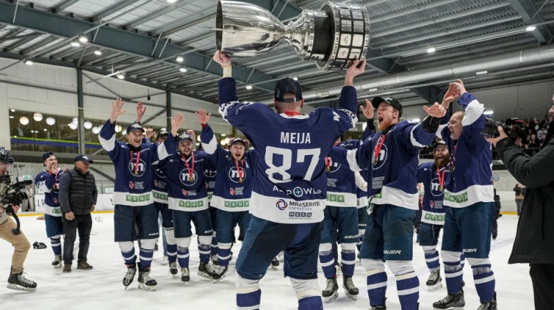 Gints Meija ar OHL čempionu trofeju Foto: LHF