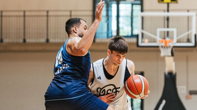 Adrians Andževs ar bumbu Foto: VEF Rīga