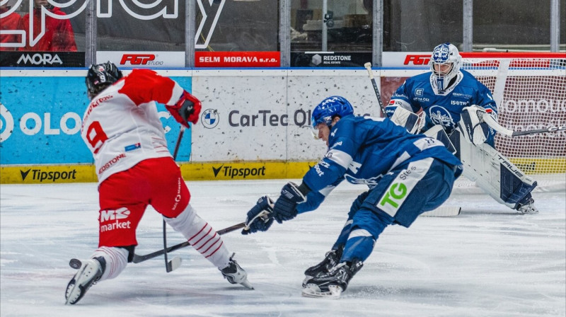 Renārs Krastenbergs metiena veikšanas mirklī. Foto: Tadeáš Linek/HC Olomouc