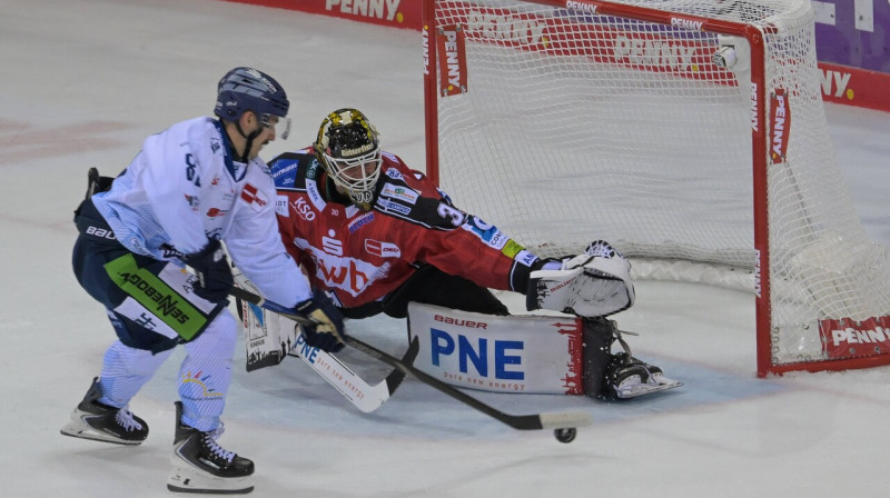 Kristers Gudļevskis spēlē pret Štraubingas "Tigers". Foto: Burghard Schreyer/Kolbert-Press/Scanpix